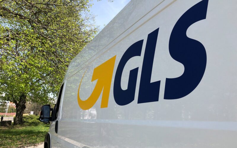 GLS autó