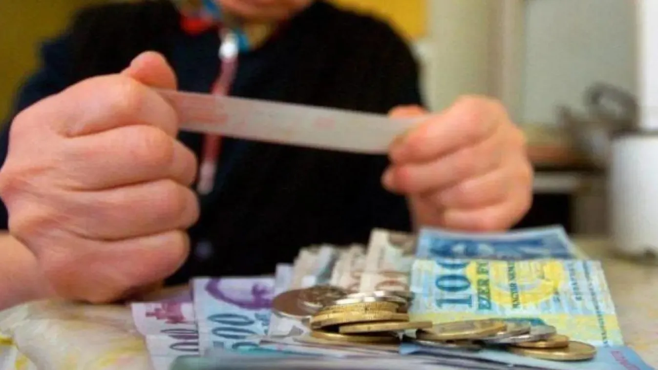Nyugdíjas a kézben tartott csekken nézi, mennyi pénz jár neki