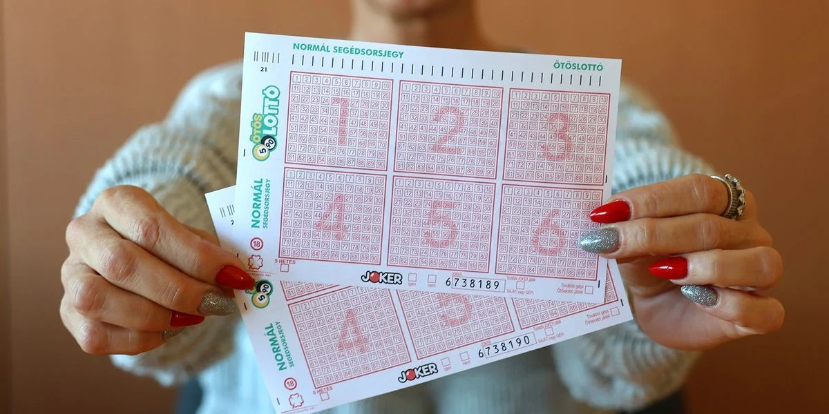 Nő az ötöslottó kitöltendő szelvényét tartja maga előtt