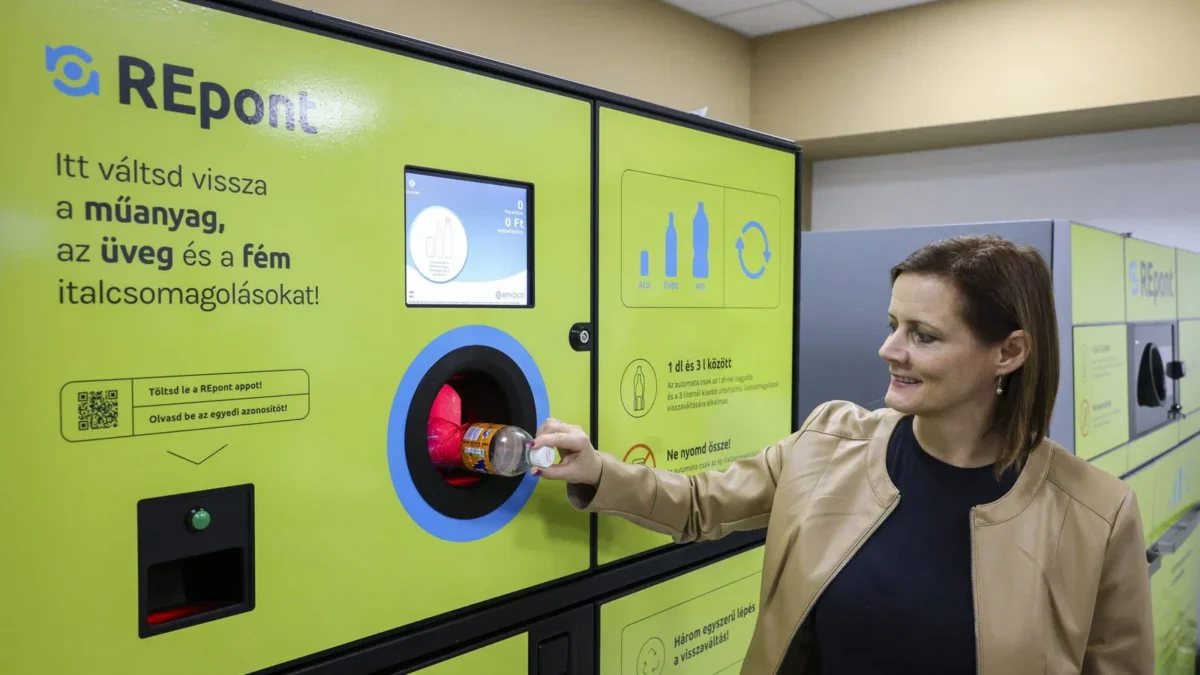 Egy nő palackot vált vissza egy palackvisszaváltó automatánál.