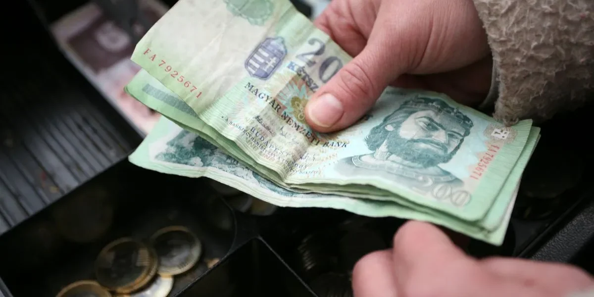 Régi papír 200 forintos bankjegy egy kézben.