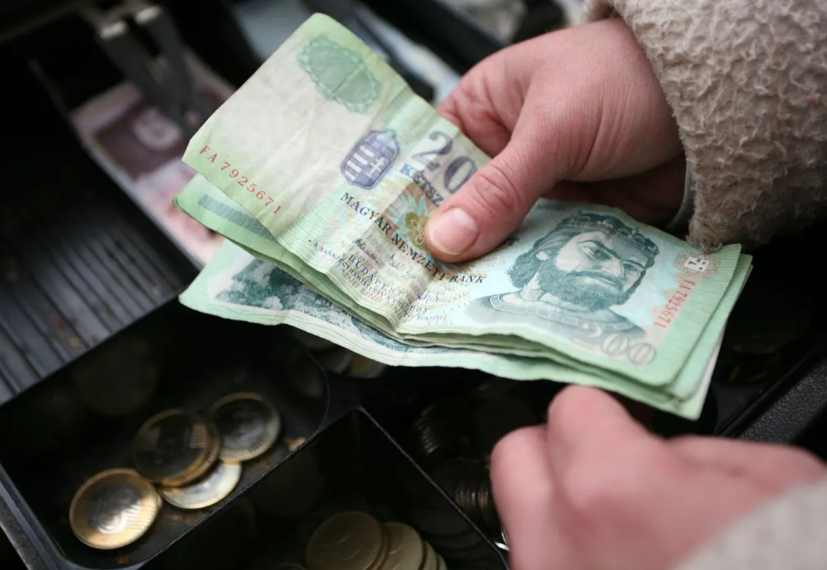 Régi papír 200 forintos bankjegy egy kézben.