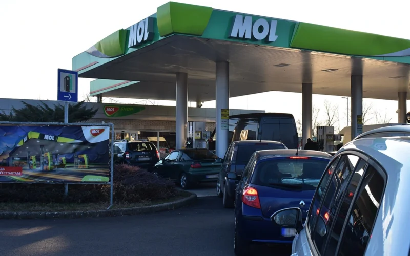 benzinkúton sorban állnak