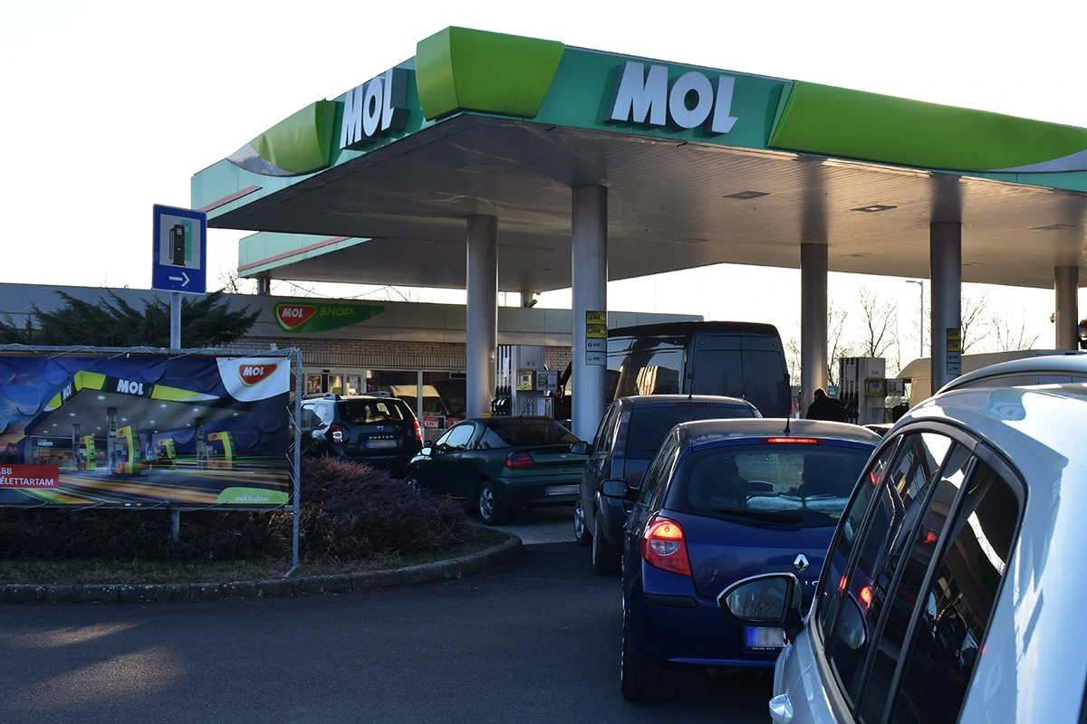 benzinkúton sorban állnak